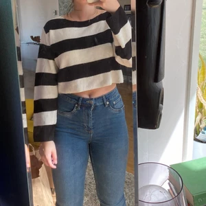 Stickat - Randig tröja från H&M som sitter superfint, croppad🤎. Kan mötas upp i Mjölby, annars står köparen för frakt!