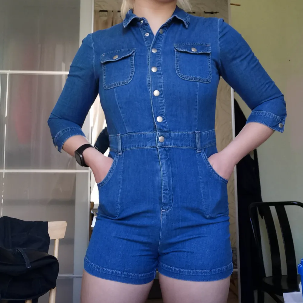 Jeans rumpsuit i medelmörk denim💙💙superfin tyvärr lite för liten för mig. Står storlek 38 i men skulle säga att den passar 34-36. Frakt tillkommer! . Jeans & Byxor.