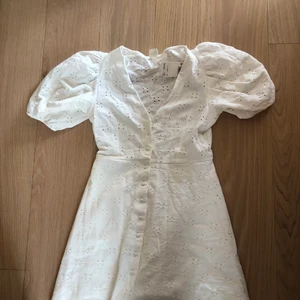 Söt kort klänning från Hm!💕 - Super fin sommarklänning från Hm i st S och tycker den är true to size! Helt oanvänd och i jätte fint skick. Prislappen finns kvar och den är helt ny. Nypris 199kr.💕