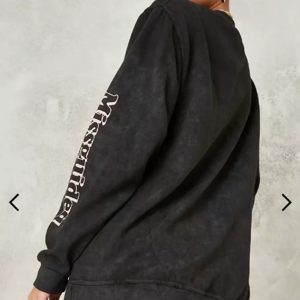 En jätte skön och fin swetshirt ifrån missguided🤍🤍 den är i storlek S men är perfekt oversize och är oanvänd💗. Tröjor & Koftor.