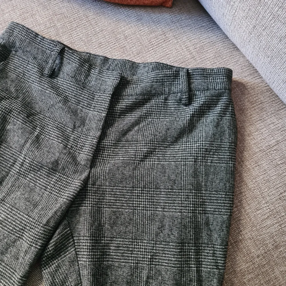 Kostymbyxor i mjukare mattetal från Wera. Storlek 38. Völdigt fint skick . Jeans & Byxor.