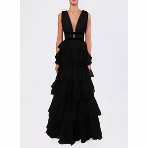 Vacker balklänning - Säljer min otroliga balklänning från True Decadence! Väldigt bra kvalitet och fint tyll-tyg. Köpt på deras egen hemsida i vintras för ca 1600 med frakt och tull. Aldrig använd, enbart provad. Säljes då jag hann få hem en annan tidigare. Storlek UK 12, vilket motsvarar en svensk 40, men skulle även passa en 38:a. Passar mig perfekt, som är en 38 upptill och 40 nedtill. Lägg ett bud! 💖 kan skicka fler bilder om det behövs. 