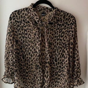 Blus med leopardmönster - Så fin blus med leopardmönster. Går att knyta vid halsen. Från Ginatricot, i stolek 36! Fler bilder, skriv privat!😍🐆