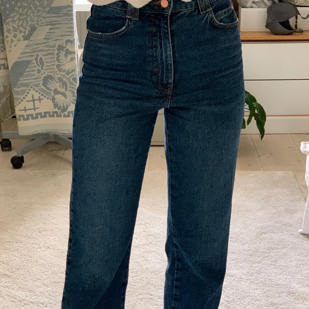 Säljer dessa jättesköna zara byxor eftersom jag nästan aldrig använder mörkblåa jeans 💙 Straight leg och i väldigt bra skick! Frakt tillkommer✨ (Ev budgivning om flera är intresserade). Jeans & Byxor.