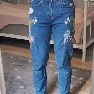 Jättefina vintage jeans i mörkblå färg med blommor. Jag säljer för att de inte är riktigt min stil. Bra skick. Betalning med swish 