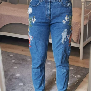 Dilvin jeans str 36 - Jättefina vintage jeans i mörkblå färg med blommor. Jag säljer för att de inte är riktigt min stil. Bra skick. Betalning med swish 