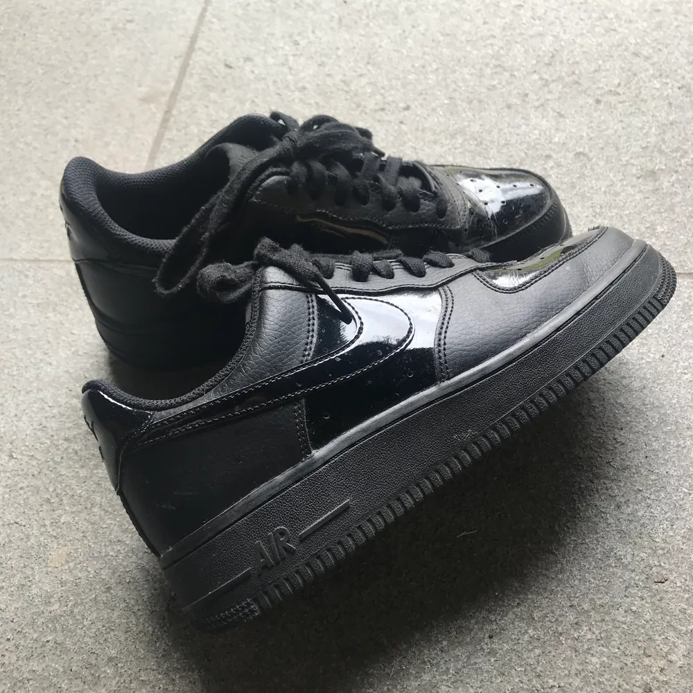 Svarta Nike air force 1 med glansiga delar, storlek 39 ✌️ knappt använda. buda fram till måndag 26/4 17.00! Kan posta eller mötas upp!. Skor.