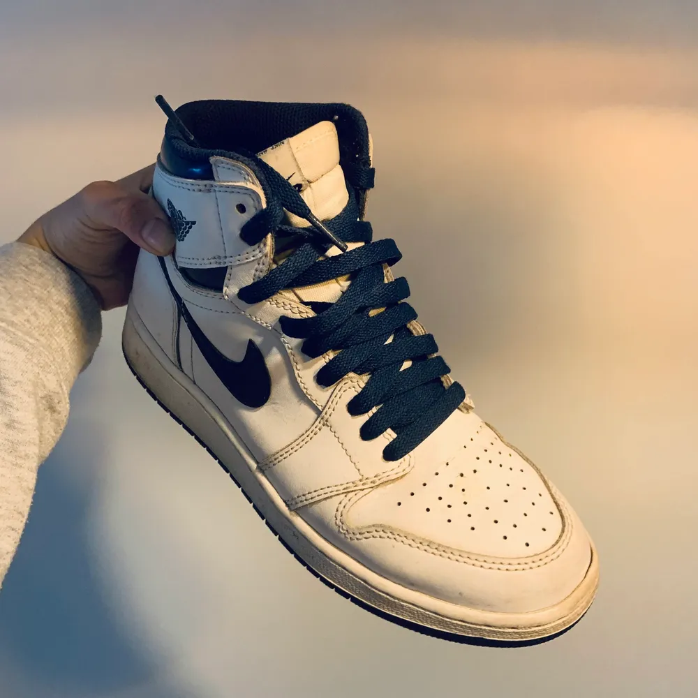 Jordan 1 Nike sneakers with blue laces. I have used them with white laces as well and they look awesome either way. US BG 5.5, EUR 38 . Skor.