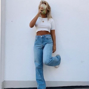 Chiquelle Jeans - Säljer dessa jeans från Chiquelle i Mom Jeans fit. Jättefint skick då de är använda ca 2 gånger💗 Köparen står för frakt och betalning sker via swish💗