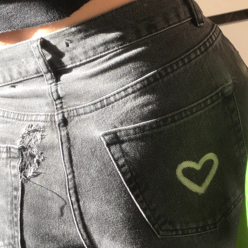Ett par junkyard jeans med blekta hjärtan. Modellen är Kay Girlfriend. De har ett hål som är lagat men syns och den ser man på bild 3, skriv så skicka jag bättre bilder!!<3. Jeans & Byxor.