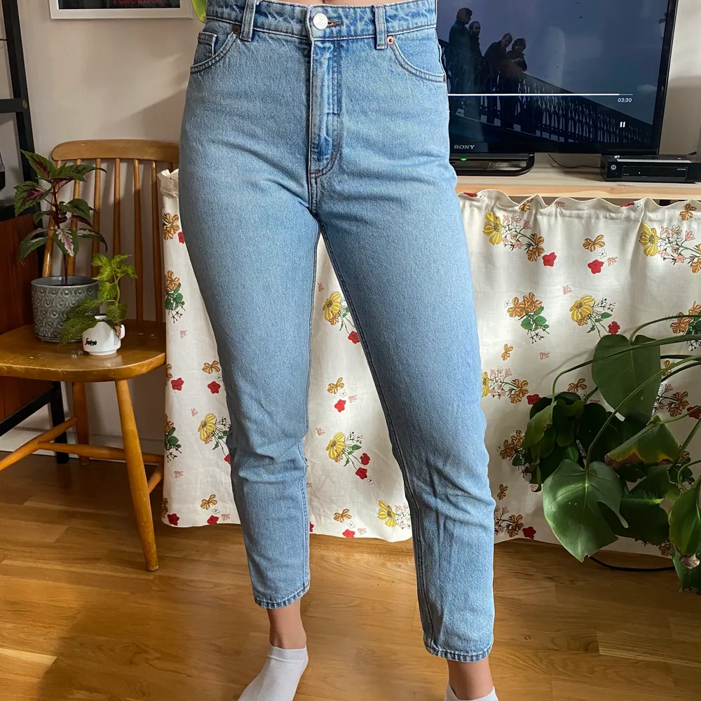 Ljusblåa jeans från Monki av modellen Kimono. Högmidjade och i storlek 28. Något korta på mig som är 176 cm. 200 kr exkl. frakt. Väldigt sköna!. Jeans & Byxor.