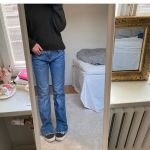 Säljer de här fina jeansen! - Säljer dessa fina jeans med slits fårn pull and bear pga lite förstora! Lånade bilder och hon på bilden är ca 170, skirv vid egna bilder, frågor Eller funderingar💓kram 