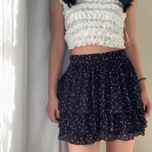 Populär zara kjol - hej, säljer denna zara kjolen då den inte passar mig! helt ny med lappar kvar, storlek M men den är helt stum upptill så passar bäst på en S. 180kr eller bud😊