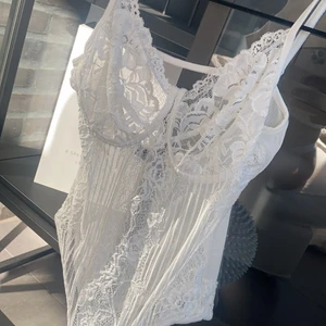 Vit spetsbody - SUPERFIN vit spetsbody, perfekt till sommaren! Storlek XS.