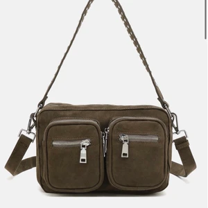 Noella väska - Säljer nu min populära noella väska i färgen army green! Den är välanvänd men fortfarande i gott skick och det finns inga som helst fel med väskan☺️ modellen heter Noella Celina Bag, och nypris är 699kr!💗 köparen står för frakten, skriv privat för flera bilder.