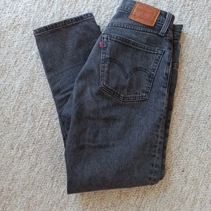 Levi's 501 - Gråa Levi's 501. Använda flitigt men väldigt bra skick. W24 L26. Croppad modell. 