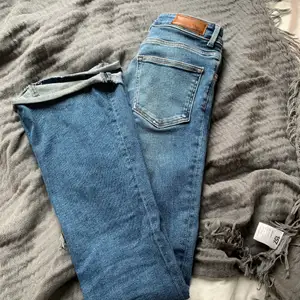 Superfina flare jeans i en ganska mörk färg! Köpta på bilbolaget för några år sedan. Superbra skick! Säljer för 80kr! I storlek xs!