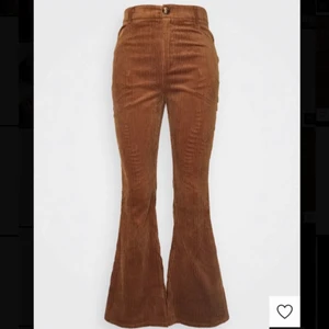 Bruna utsvängda byxor storlek 38, skulle kunna passa 37/36 - Aldrig använt och GOTT skick, säljs pga rensar garderoben, original pris 400kr men säljer för 300kr.