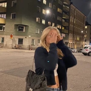 Kofta zara - Jag säljer en superfin kofta ifrån zara i storlek M. (Inte mina bilder) Superfint skick eftersom den aldrig kommit till användning. Prislapp sitter kvar!