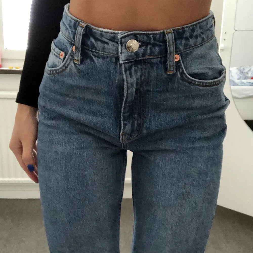 Säljer dessa jeans från Gina Tricot i storlek 36. Dem är i en normal blå tvätt och har en slits nertill på insidan. . Jeans & Byxor.