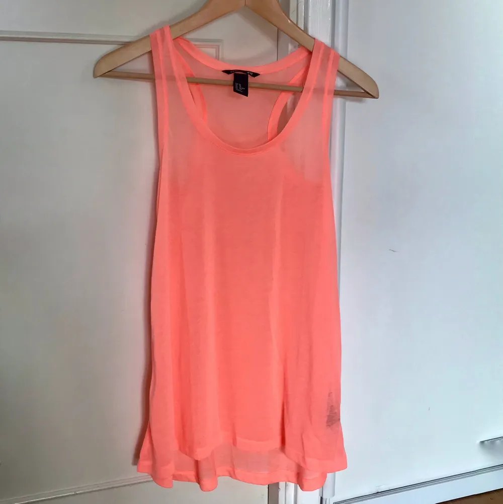 Neon rosa/orange (persikofärgat) linne från H&M. Strl XS men det är ett väldigt mjukt och elastiskt material så det passar allt från strl XS-M  49kr plus frakt #linne. Toppar.