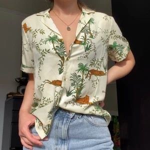 Mönstrad Blus/Skjorta - Jättefin och aldrig använd blus från Only! Material känns väldigt lätt och luftigt med, en perfekt blus/skjorta inför sommaren. 🌞 Stl. 34 men är större i passformen och skulle gå på utan problem som en 38.