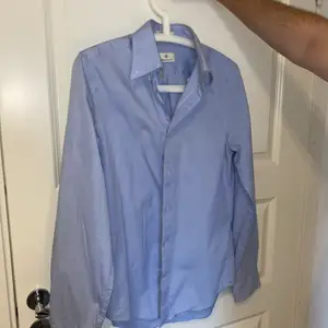 Jag säljer en jättefin blå skjorta som ej tyvärr passar mig längre!. Skjortan är ifrån Gant och i väldigt bra skick!