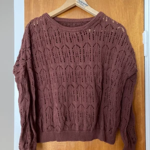 Brun mysig virkad tjocktröja - Mysig brun glest virkad tjocktröja i bra skick 🤎 Önskar jag kunde ha. Skriv om du undrar något 🌸