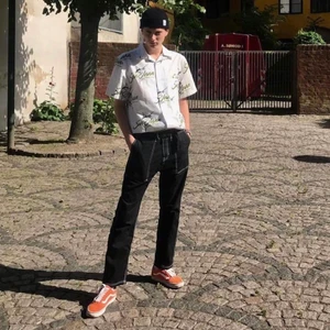 Svarta Weekday byxor med vita sömmar - Svarta, wide-fit byxor med vita sömmar från weekday. Storlek 32/30 (32 i midjan, 30 i längd). Jag är 183 och de är lite för korta på mig. Original pris: 500 kr