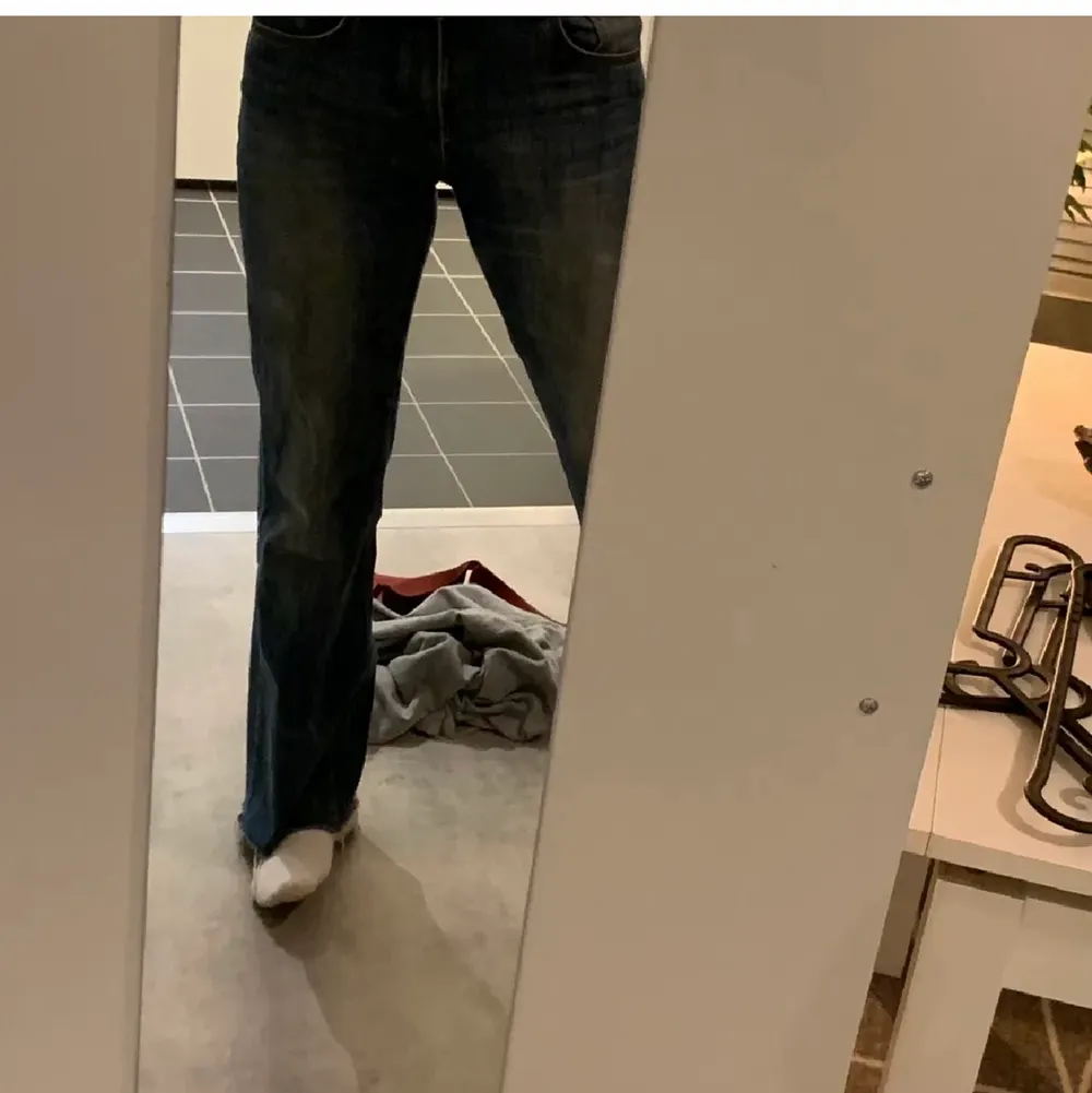 Super snygga Massimo dutti jeans, jag är 175 och skulle säga att jeansen passar någon som använder 36. Jeans & Byxor.