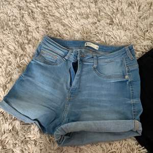 Vanliga svarta shorts, säljer två och om du köper båda så får du dom för 80kr, annars 50kr styck, båda är i storlek 38 