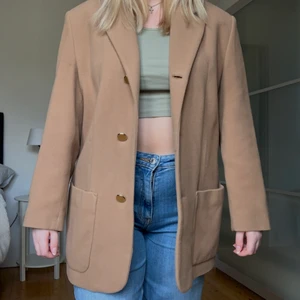 Kappa - Vårig och fin kappa som är köpt second hand, den är i fint skick och ser inte använd ut! 😆