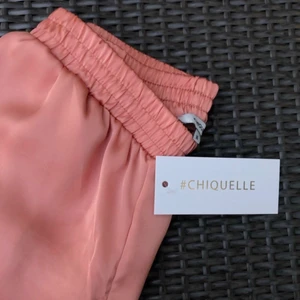 Satin byxor - Suuuperfina satinbyxor från Chiquelle! Dock aldrig fått användning för dem, lappen sitter därmed kvar. inte riktigt min stil längre så hoppas nån får bättre användning av de! Strl M men sitter snyggt oversized på mig som vanligtvis har S. På sista bilden ser ni modellen.