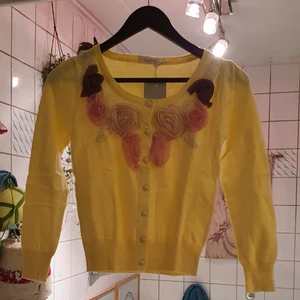 Gul med roser unik tröja  - En ny unik söt tröja som är I mycket bra skick och ny passar xs_ s. Och fint till summer. finns fler bilder och Bud I kommenterna 