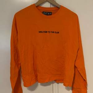 -RESERVERAD- ”Welcome to the club”. Orange tunnare långärmad tröja från STAY (Carlings), aldrig använd, bara testat. Som ny. Nypris: 199kr. Kan samfraktas för en extra peng!