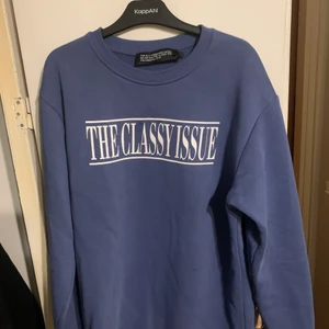 NA-KD X The Clash Issue Sweatshirt  - Supersnygg sweatshirt från NA-KDs kollektion med The Classy Issue. Tröjan är storlek S men oversized så passar större storlek beroende på önskad passform. Köpt på Tise men knappt använd så är i toppenskick, frakt tillkommer!