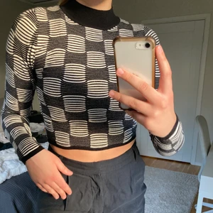 Topp - Sjukt ball långärmad topp från Asos, köpt i höstas men lappen är kvar☺️ älskar verkligen mönstret och passformen🤩 strl 38 (stretchigt tyg) säljer för 180kr + frakt💕