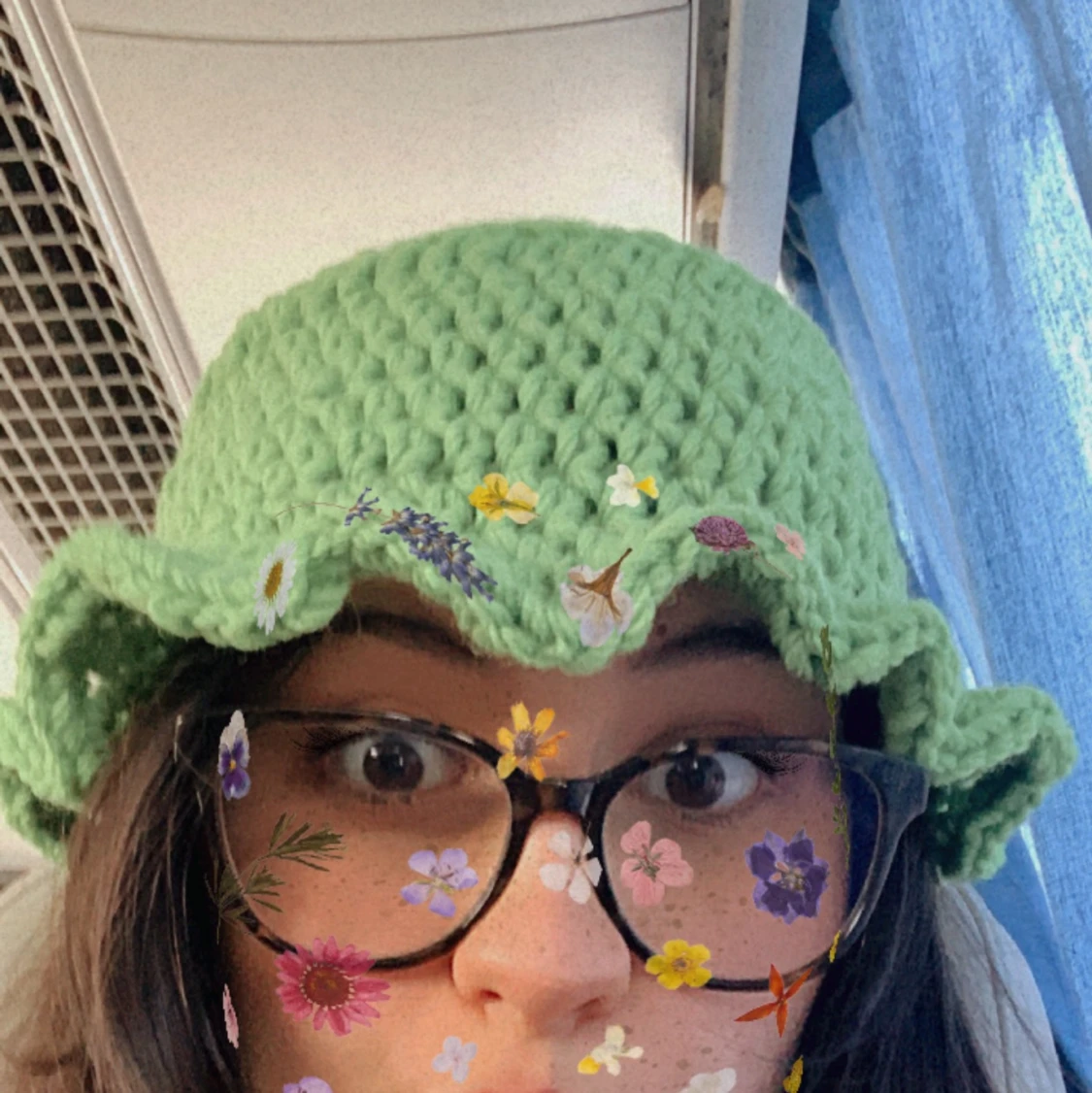 Virkat hatt, med eller utan volanger! Alla färger  - 90