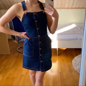 Jeansklänning - Jeansklänning som inte har använts så mycket. I storlek 32 