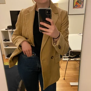 Manchester blazer - Brun blazer från H&M ✨ supersnygg som den är eller som vårjacka!! Mycket gott skick 💕 hör av dig vid frågor/intresse (spårbar frakt 99kr)