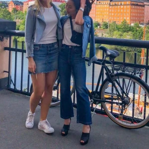 Jeans - Säljer mina älskade jeans, då de har blivit för små för mig. Såååå fina och sitter så smickrande 👖👖 Köparen står för frakt 📩 3 för 120kr på min sida 🌸