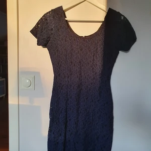 Bon' a parte - Säljer denna helt oanvända klänning från Bon' a parte. Blommigt tyg och dold dragkedja i ryggen. Storlek 34.