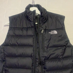 The north face väst - STORLEK S” Skit snygg svart the north face väst! Säljer för den ej används! Perfekt till sommaren och våren! Köptes förra sommaren knappt använd! Köptes för 1400kr