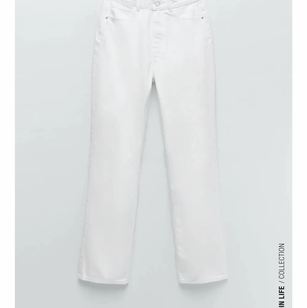 Skitsnygga vita jeans från Zara😍 använda ett fåtal gånger men i bra skick❤️ säljer pga för stora🥰 säljer för 250kr inkl frakt😍. Jeans & Byxor.