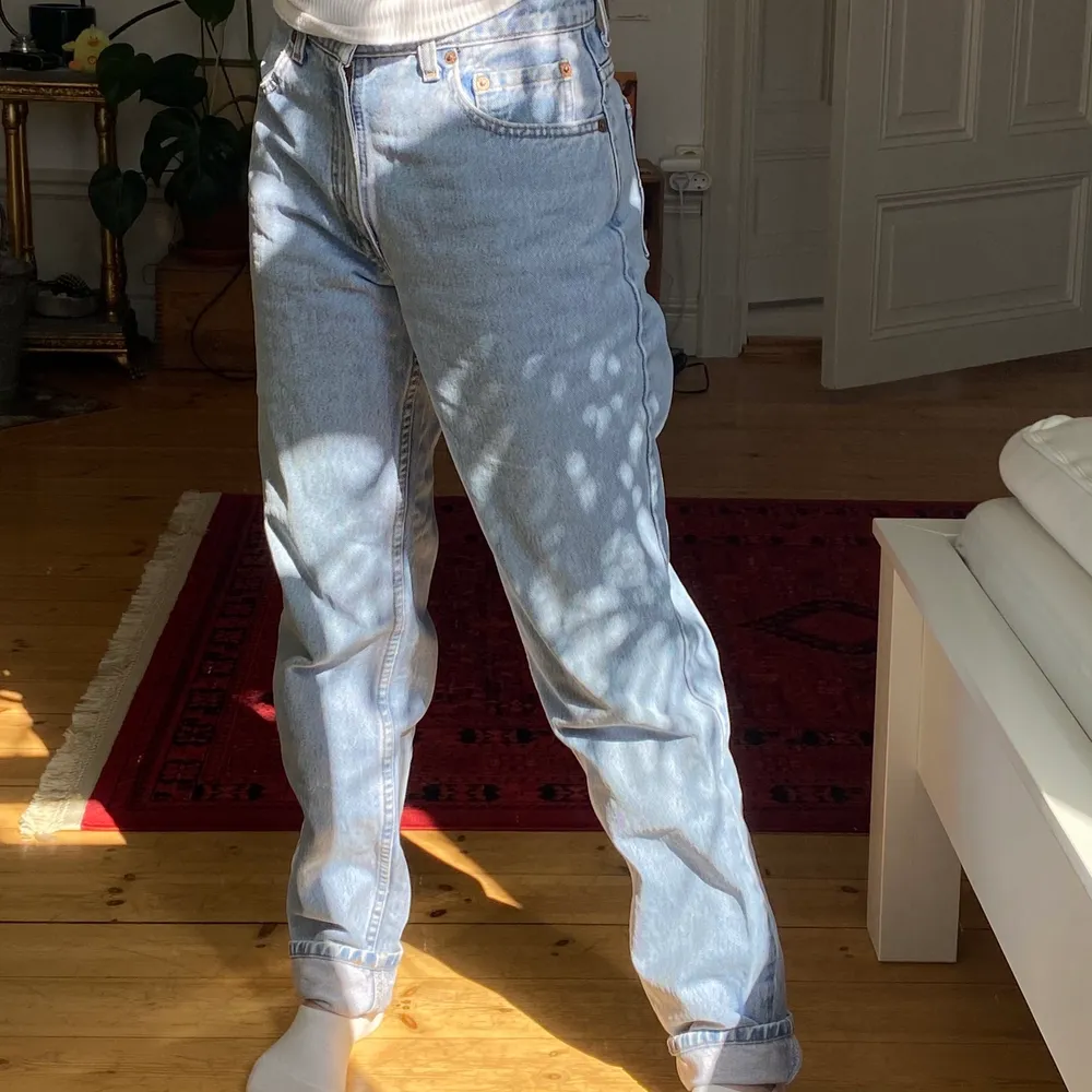 Fina Levi’s 550 jeans köpta på Beyond Retro ! Superfina men lite för långa på mig vilket är varför jag säljer dem vidare. Står strl L på lappen men såhär sitter de på mig som brukar ha S/M. Skriv om ni har några funderingar !. Jeans & Byxor.