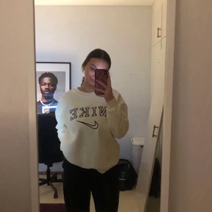 Beige Nike sweatshirt 🤍 - Oanvänd sweatshirt från Nike! Den sitter jättefint på lite oversized. Den är beige och äkta med lapp inuti 🤍 Budgivning pågår: 721kr + frakt 🤍
