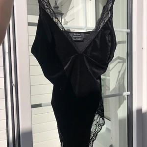 Sammets body  - En body från bershka i storlek m , men passar allt från xs till m. 