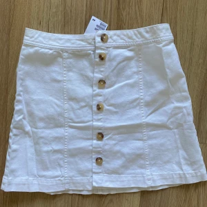 Kjol med knappar  - Helt ny kjol från H&M storlek 40 men skulle mer säga att det är en 38. Endast prövad. Vid snabb affär bjuder jag på frakten 🌻