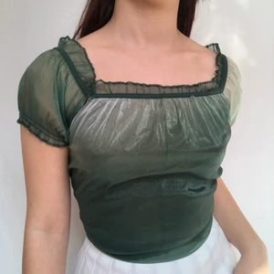 Fairy topp - Unik Fairy style topp, visas på en s men passar mellan xs-m då den är stretchig. Snyggt ombre mesh tyg i vacker grön färg. Croppad. Köpare står för frakt. Uppknuten på bilderna. Litet hål vid armhålan men märks ej när man har på sig den