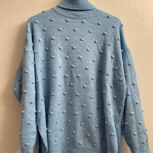 Prickig tjocktröja  - Blå stickad tjocktröja men 3D- prickar. Hur skönt material som helst och extremt mysig. Den är relativt tunn vilket gör den tillgänglig på sommarkvällen tillsammans med en kjol. 